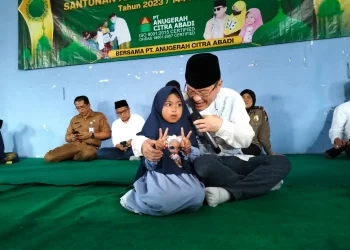 Komisaris PT Anugerah Citra Abadi (ACA), Iwan Kurniawan, saat berbincang dengan salah seorang anak yatim piatu.