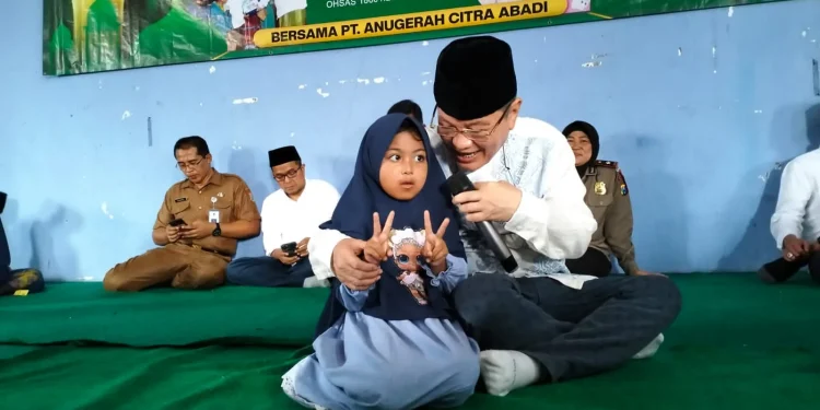 Komisaris PT Anugerah Citra Abadi (ACA), Iwan Kurniawan, saat berbincang dengan salah seorang anak yatim piatu.