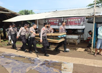 Petugas membongkar tempat judi sabung ayam.
