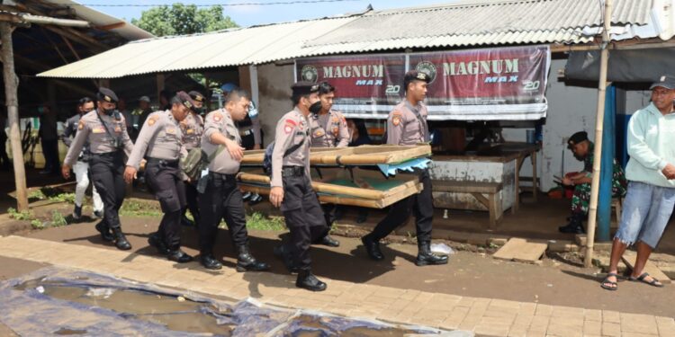 Petugas membongkar tempat judi sabung ayam.
