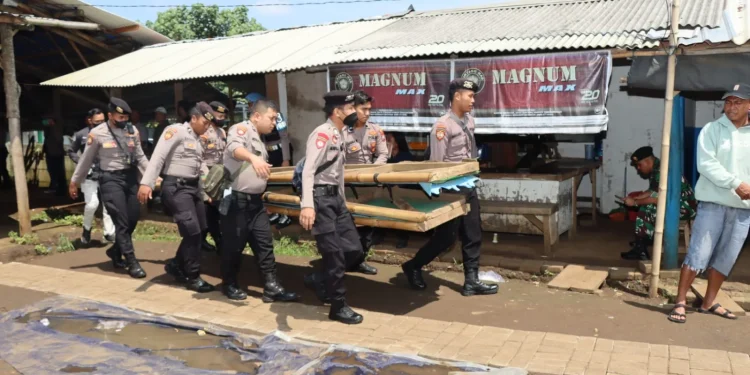 Petugas membongkar tempat judi sabung ayam.