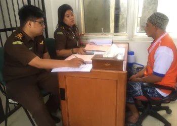 Seorang paman di Kota Batu, Jawa Timur, tega menyetubuhi keponakannya sendiri hingga hamil. Kini, dia diancam penjara maksimal 15 tahun dan denda Rp 5 miliar.