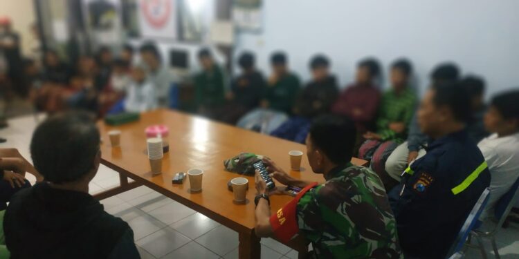 Sejumlah anak dikumpulkan di Kelurahan Samaan pasca viralnya prank pocong di TPU Samaan, Kota Malang.