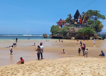 Pantai Balekambang, salah satu pantai di Malang Selatan yang jadi destinasi favorit wisatawan.