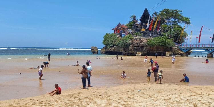 Pantai Balekambang, salah satu pantai di Malang Selatan yang jadi destinasi favorit wisatawan.