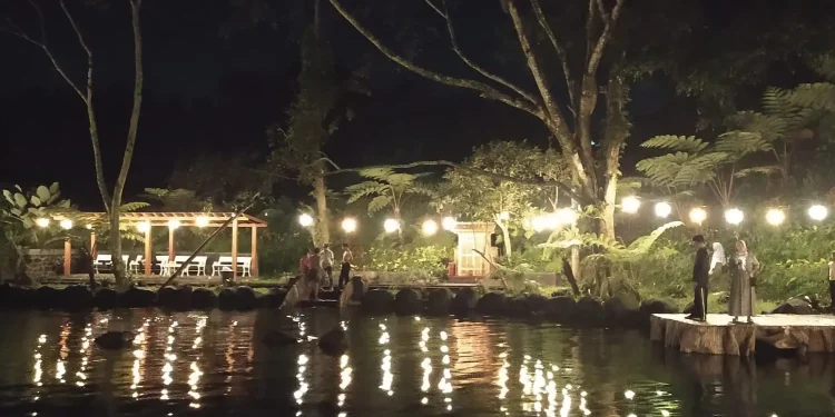 Suasana syahdu di Telaga Madiredo yang akan membuat malam ramadan anda istimewa.