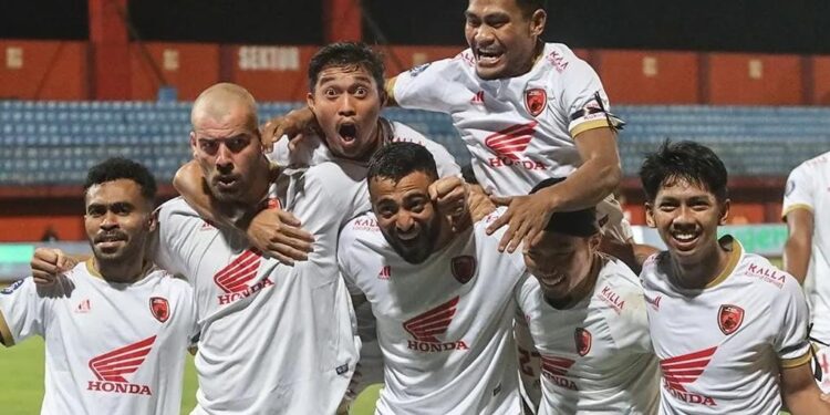 PSM Makassar merayakan kemenangan atas Madura United dengan skor 3-1 pada Jumat (31/3/2023) malam. Kemenangan itu sekaligus memastikan mereka menjadi kampiun Liga 1 2022/2023).