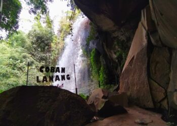 Sensasi melihat air terjun Coban Lanang dari sisi belakang, dari cerukan tebing di ketinggian.