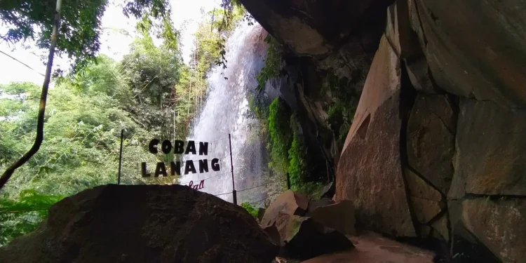 Sensasi melihat air terjun Coban Lanang dari sisi belakang, dari cerukan tebing di ketinggian.