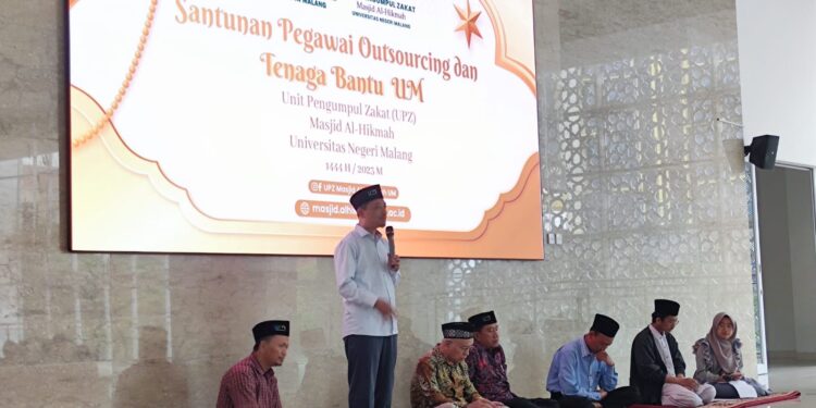 Ketua UPZ Masjid Al-Hikmah UM Dr. Ahmad Munjin Nasih, memberikan sambutan.
