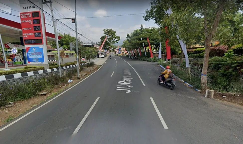 Jalur alternatif lewat Dau yang melintasi depan Predator Fun Park.