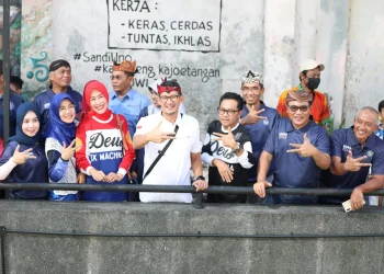 Menteri Pariwisata dan Ekonomi Kreatif, Sandiaga Uno saat berkunjung ke Kawasan Kampung Heritage Kayutangan didampingi oleh Wali Kota Malang, Sutiaji (16/04/2023).