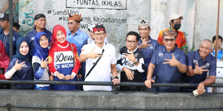 Menteri Pariwisata dan Ekonomi Kreatif, Sandiaga Uno saat berkunjung ke Kawasan Kampung Heritage Kayutangan didampingi oleh Wali Kota Malang, Sutiaji (16/04/2023).