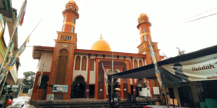 Penampakan terkini Masjid Al-Mukhlisin yang sudah mengalami renovasi hingga empat kali sejak berdiri pada 1831 Masehi.
