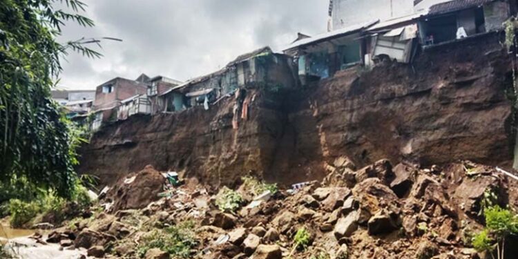 Rumah warga yang menggantung di bibir sungai yang longsor di Kota Malang