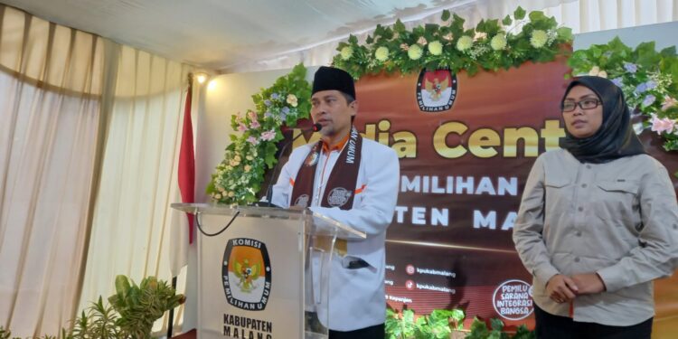 Ketua DPD PKS Kabupaten Malang, Irfan Yuli Prasetyo saat memberikan keterangan pada pers.