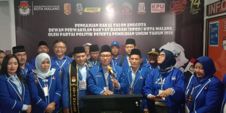 Wali Kota Malang, Sutiaji, turut mendampingi pendaftaran caleg DPC Partai Demokrat. (Foto/M Sholeh)