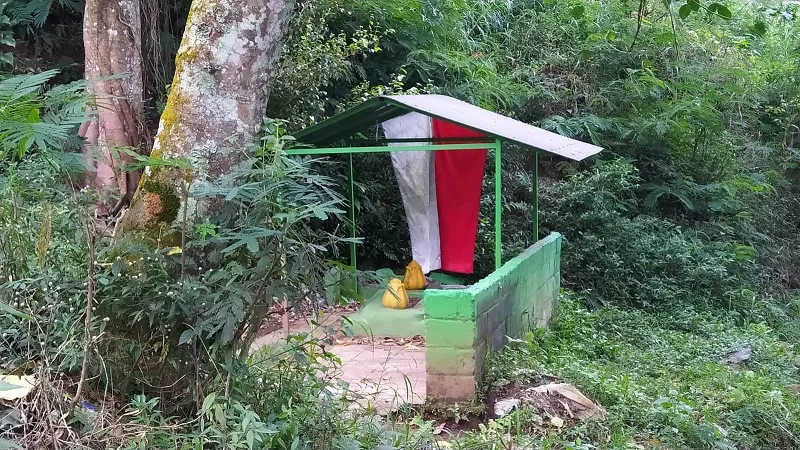 Penampakan dari dekat Makam Mbah Klemuk yang dipercaya menjadi sosok gaib penunggu jalur maut Jalan Rajekwesi, Kelurahan Songgoriti, Kota Batu.