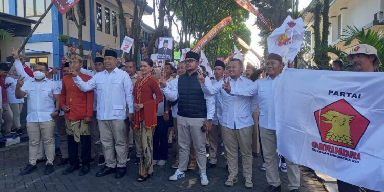 Rombongan Partai Gerindra saat tiba di Kantor KPU Kabupaten Malang. Foto: Aisyah Nawangsari Putri