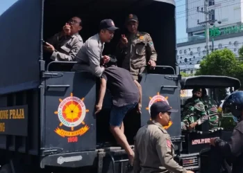 Petugas menindak anjal dan pengemis di jalanan Kota Malang.