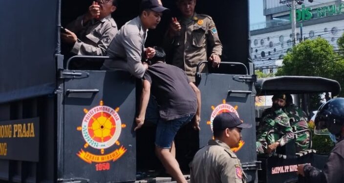 Petugas menindak anjal dan pengemis di jalanan Kota Malang.