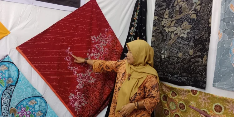 Motif-motif dari Batik Saman saat dipamerkan di EXPO Polinema (22/5/2023).