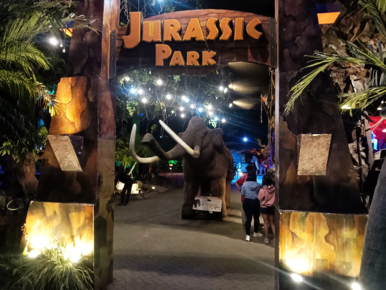 Wahana Jurassic Park di Malang Night Paradise.