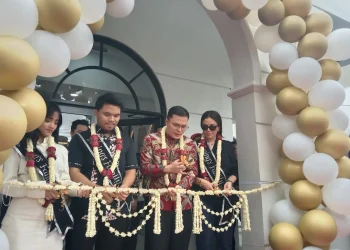 Launching Bening's Clinik Malang bersama Nikita Mirzani, Thariq dan Fuji.