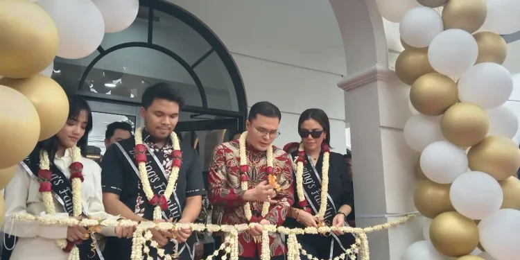 Launching Bening's Clinik Malang bersama Nikita Mirzani, Thariq dan Fuji.
