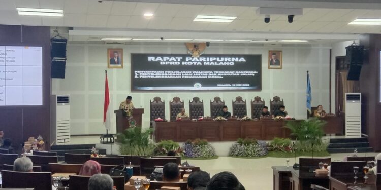 Penyampaian Ranperda Penanaman Modal dalam Rapat Paripurna di Gedung DPRD Kota Malang.