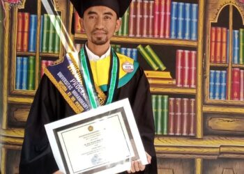 Dr Nurholis Majid sesaat setelah proses wisuda di Universitas Muhammadiyah Malang (UMM).