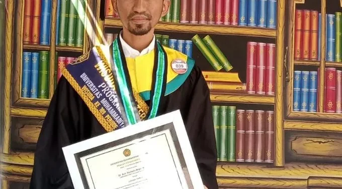 Dr Nurholis Majid sesaat setelah proses wisuda di Universitas Muhammadiyah Malang (UMM).
