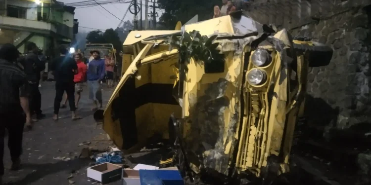 Truk yang mengalami kecelakaan di Klemuk, Kota Batu. Foto/Azmy
