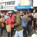 Salah seorang pedagang di Malang Plaza membawa sisa-sisa barang dagangan seperti ponsel hingga barang berharga lain yang masih bisa diselamatkan, Kamis (4/5/2023).