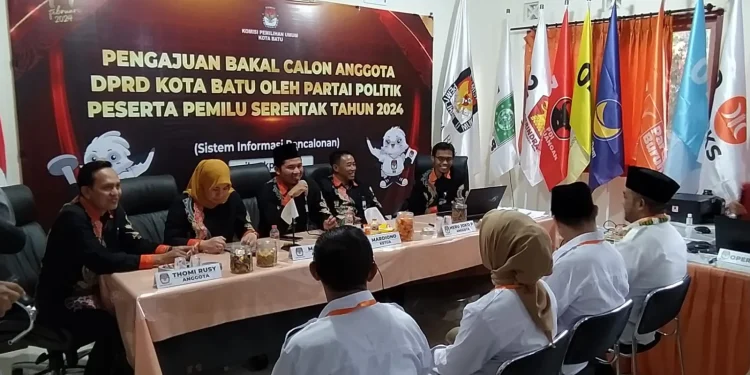 Suasana pendaftaran bacaleg anggota DPRD Kota Batu di Kantor KPU Kota Batu.