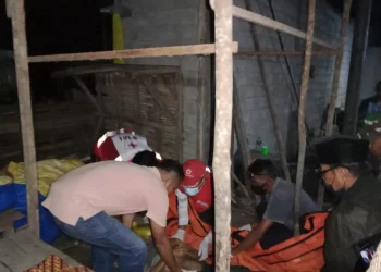 Petugas mengevakuasi mayat ODGJ yang ada di Pasar Sumbermanjing Kulon.