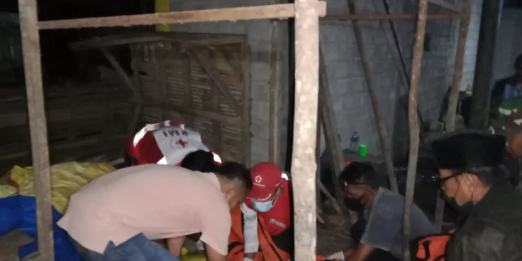 Petugas mengevakuasi mayat ODGJ yang ada di Pasar Sumbermanjing Kulon.