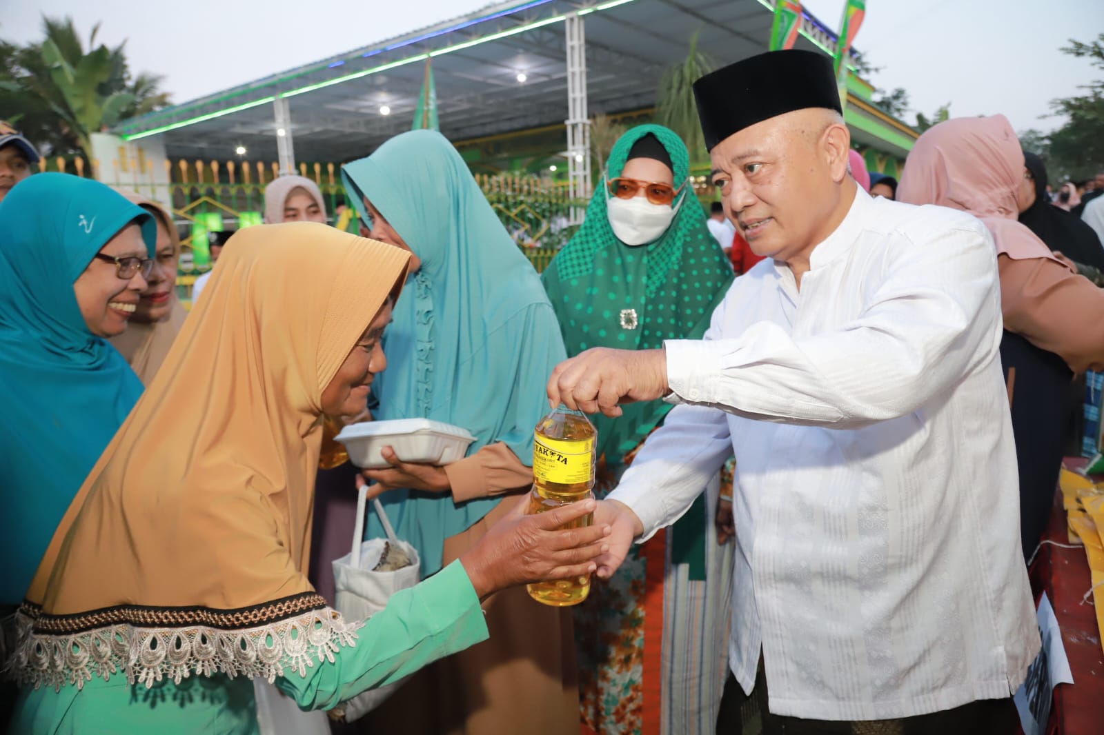Bupati Malang, Sanusi menyalurkan bantuan cadangan pangan pemerintah kepada keluarga penerima manfaat di Wonosari.