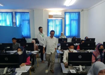 Rektor UIN Malang, Prof Zainuddin meninjau hari pertama pelaksanaan seleksi UM PTKIN.