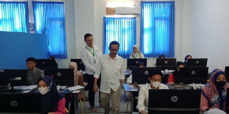 Rektor UIN Malang, Prof Zainuddin meninjau hari pertama pelaksanaan seleksi UM PTKIN.