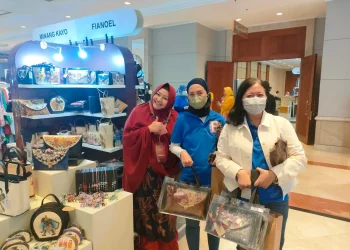 Pemilik Fianoel, Fia (jilbab merah) saat mengikuti pameran.