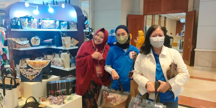 Pemilik Fianoel, Fia (jilbab merah) saat mengikuti pameran.