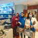 Pemilik Fianoel, Fia (jilbab merah) saat mengikuti pameran.