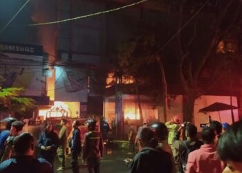 Kebakaran melanda gedung Malang Plaza di Jalan Agus Salim, Klojen, Kota Malang, Selasa (2/5/2023) dini hari. Api melalap habis seisi gedung.