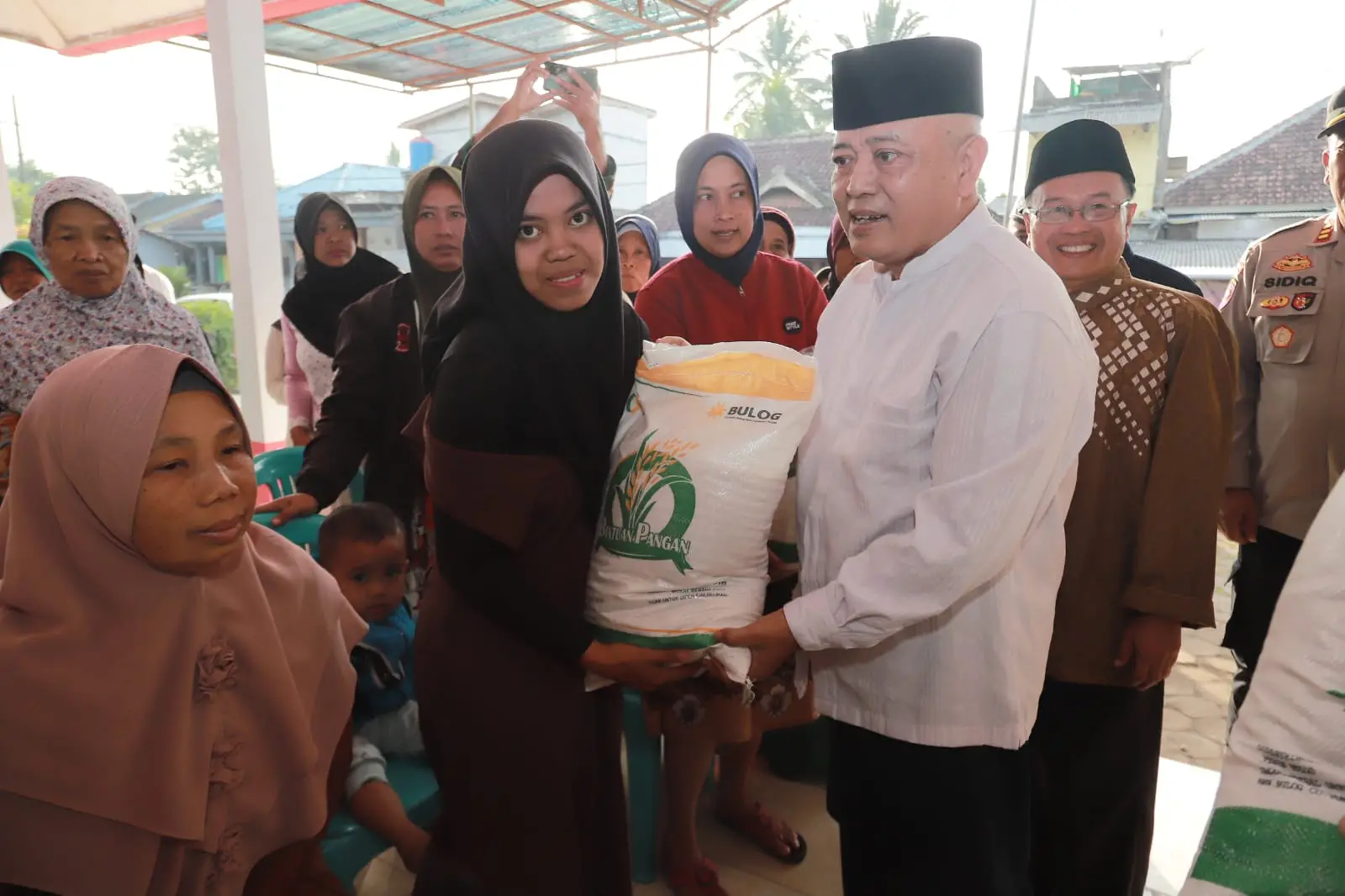 Bupati Malang, Sanusi menyalurkan bantuan cadangan pangan pemerintah kepada keluarga penerima manfaat di Wonosari.