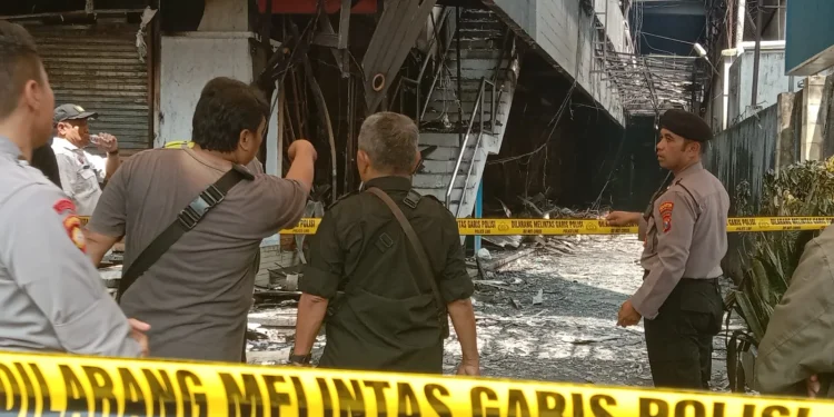 Tim Labfor Polda Jatim melakukan penyelidikan penyebab kebakaran di Malang Plaza.