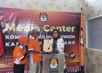 Ketua KPU Kabupaten Malang, Anis Suhartini menyerahkan tanda terima berkas pendaftaran kepada Ketua Exco Partai Buruh Kabupaten Malang, Ayub Sujatmiko. Foto: Aisyah Naw