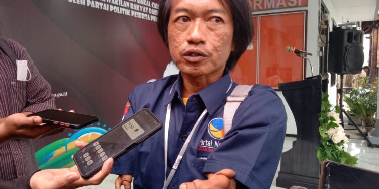 Ahmad Sana'i, penyandang tuna daksa asal Kota Malang yang nyaleg bersama Nasdem.