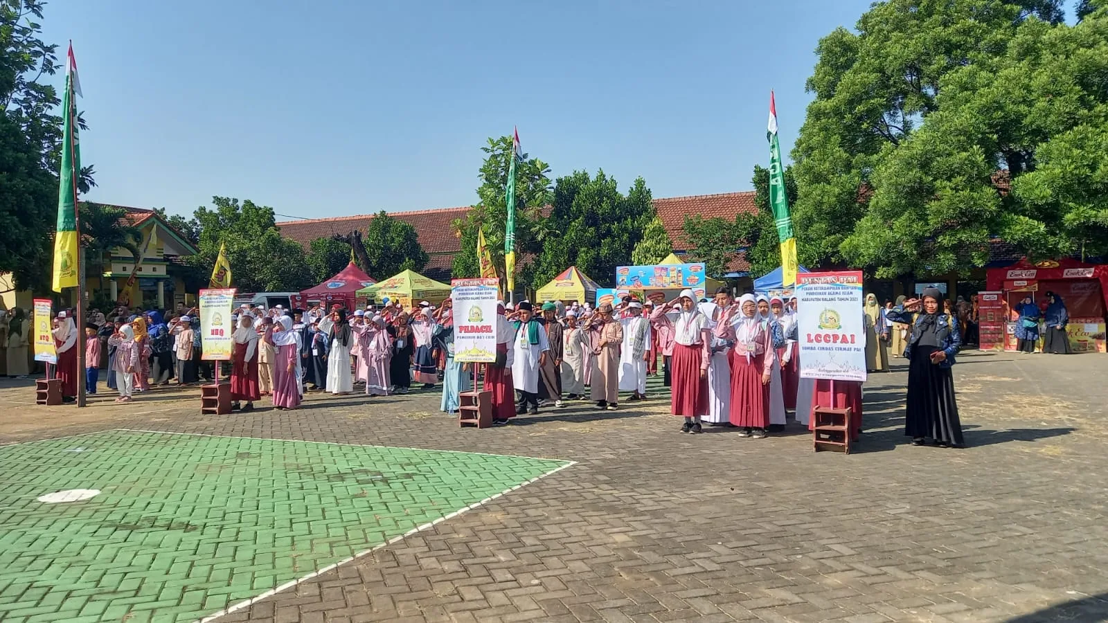 Para peserta mengikuti upacara sebelum lomba dimulai. 