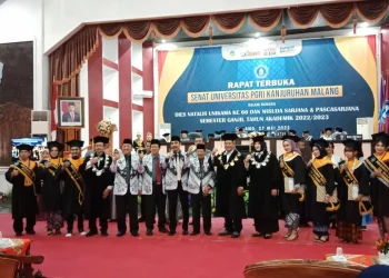 Para wisudawan terbaik Unikama menerima selempang dan buket bunga penghargaan (27/5/2023).